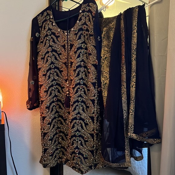 Beautiful Pakistani outfit with pants and dupatta, Size Medium. Like new! - Picture 2 of 4